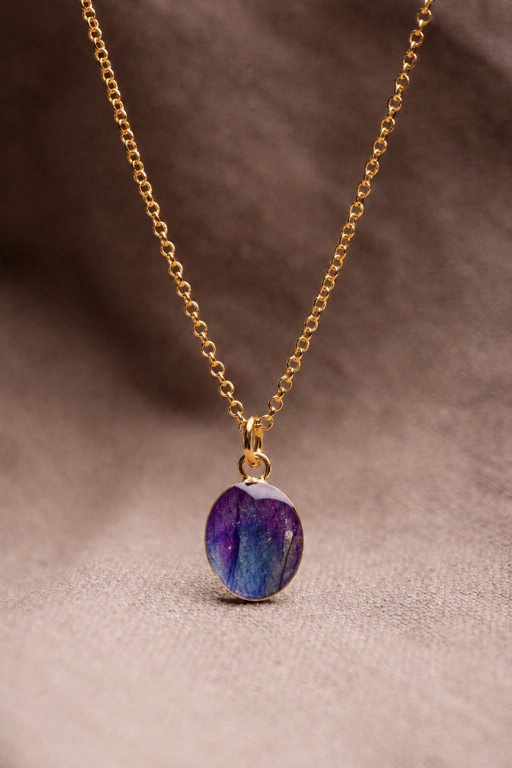 Crocus Oval Necklace Gold