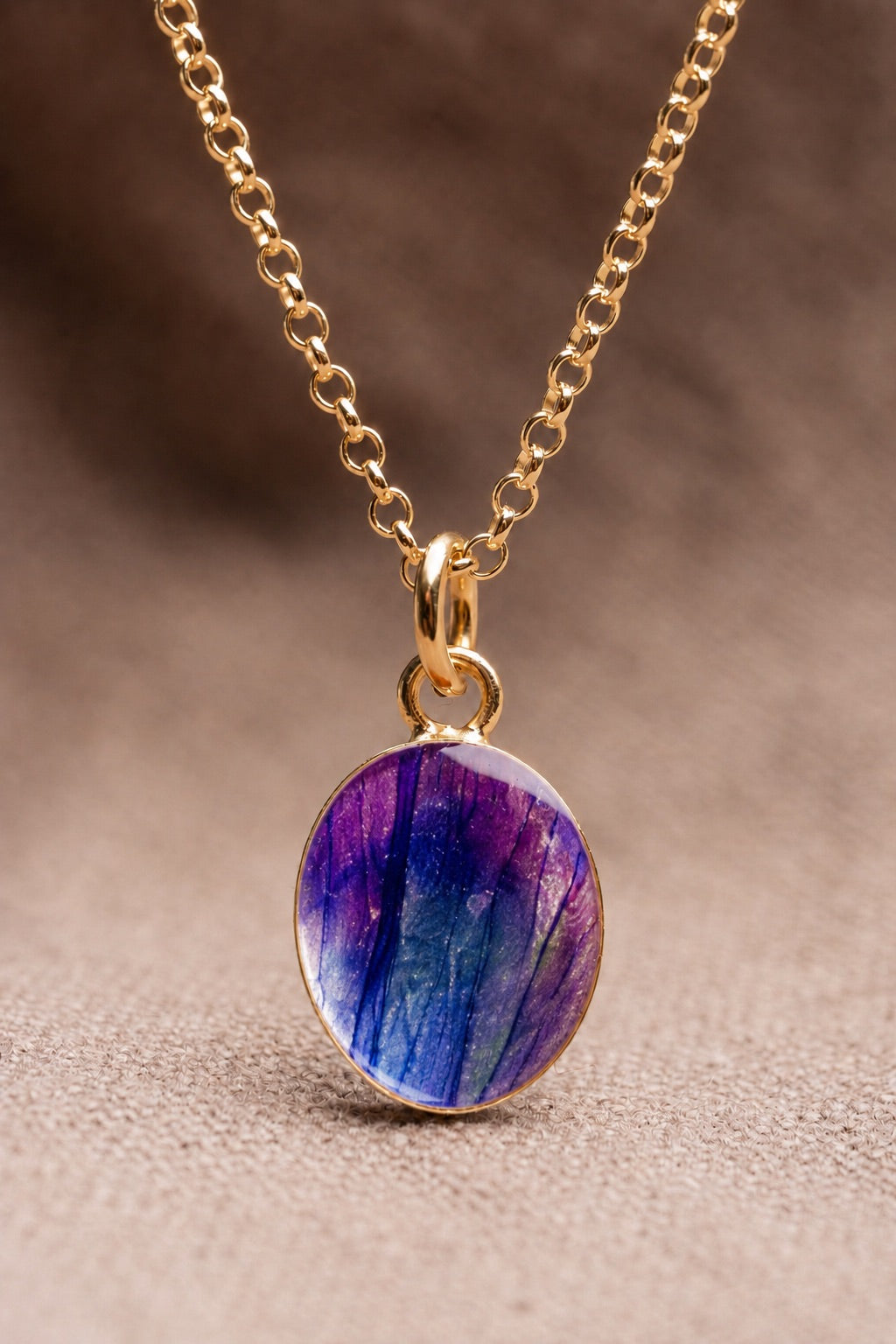 Crocus Oval Necklace Gold