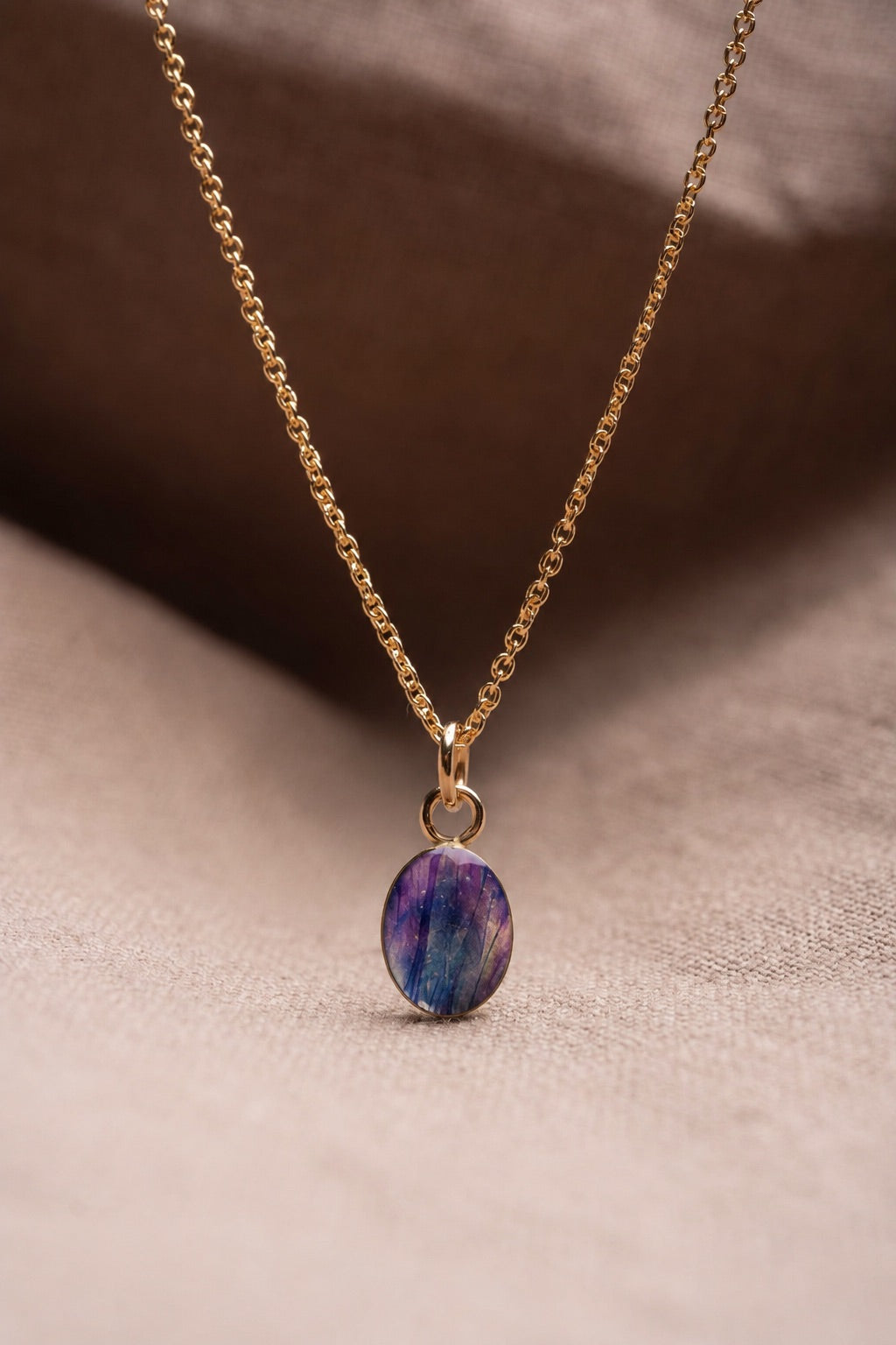 Crocus Oval Necklace Gold
