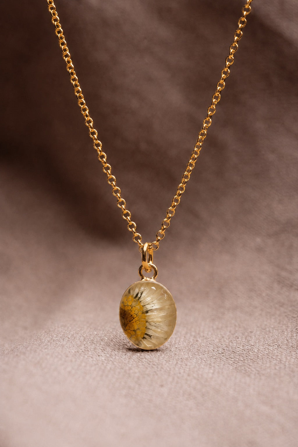 Daisy Oval Necklace Gold