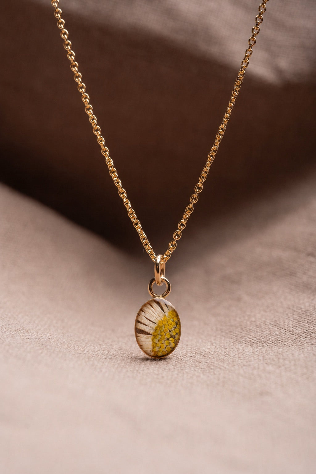 Daisy Oval Necklace Gold