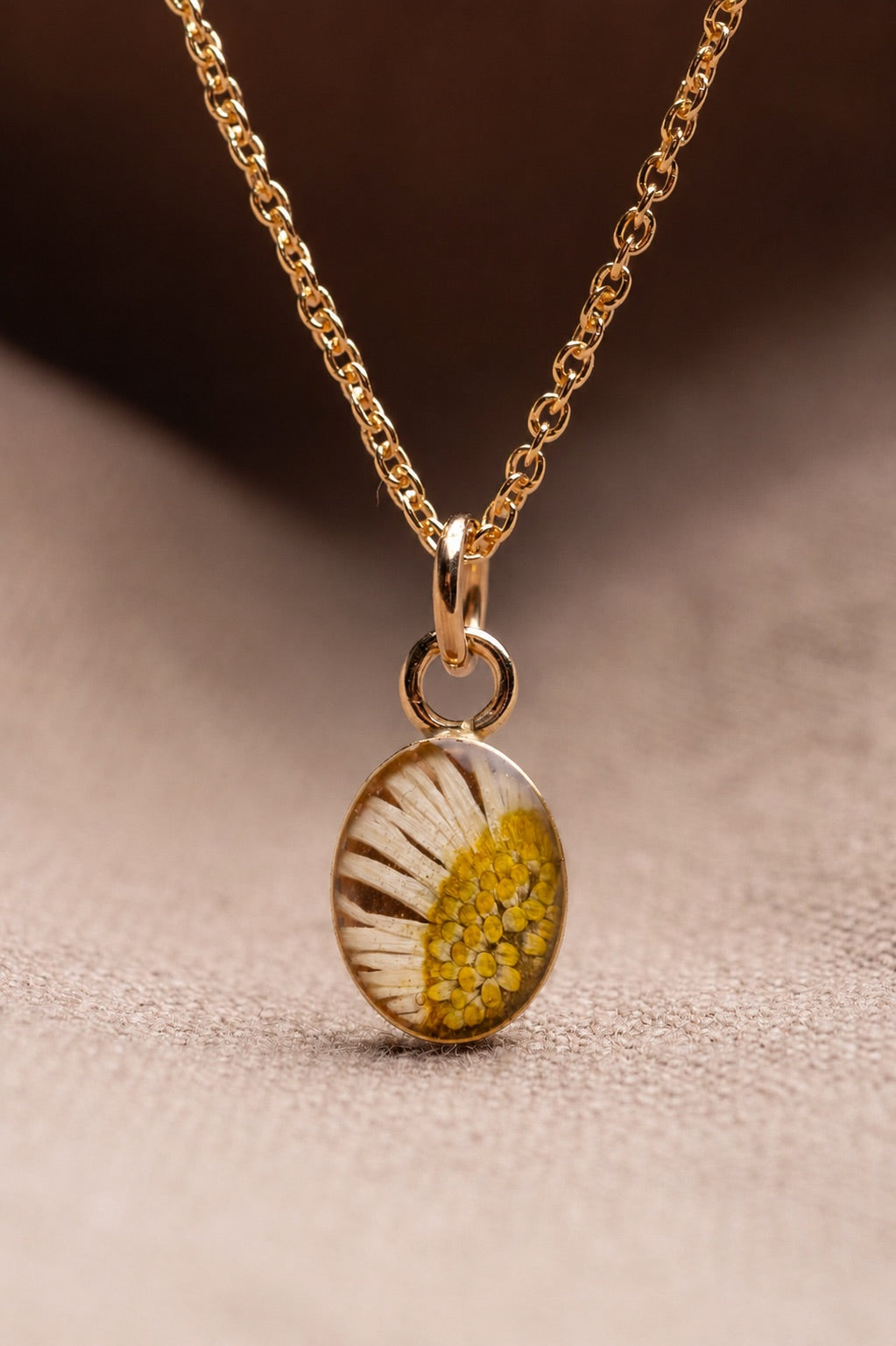 Daisy Oval Necklace Gold