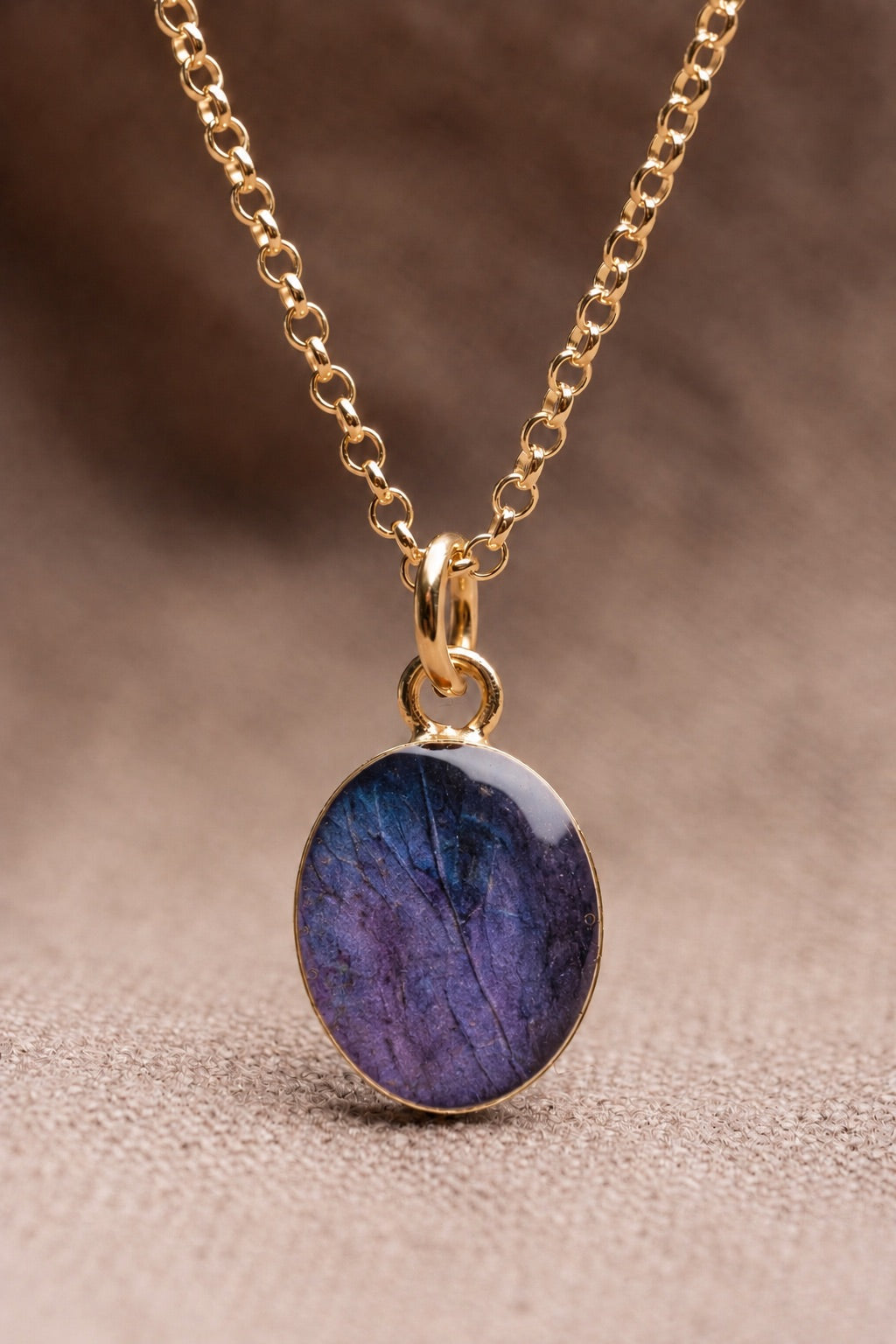 Hydrangea Oval Necklace Gold