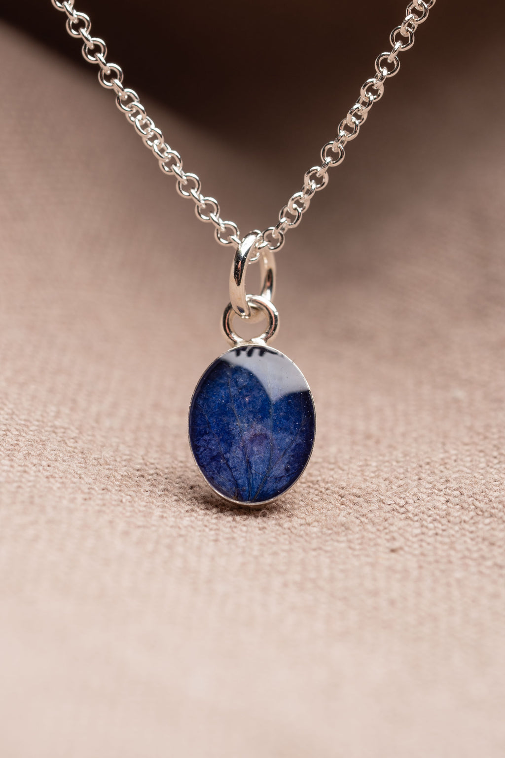 Hydrangea Oval Necklace Silver