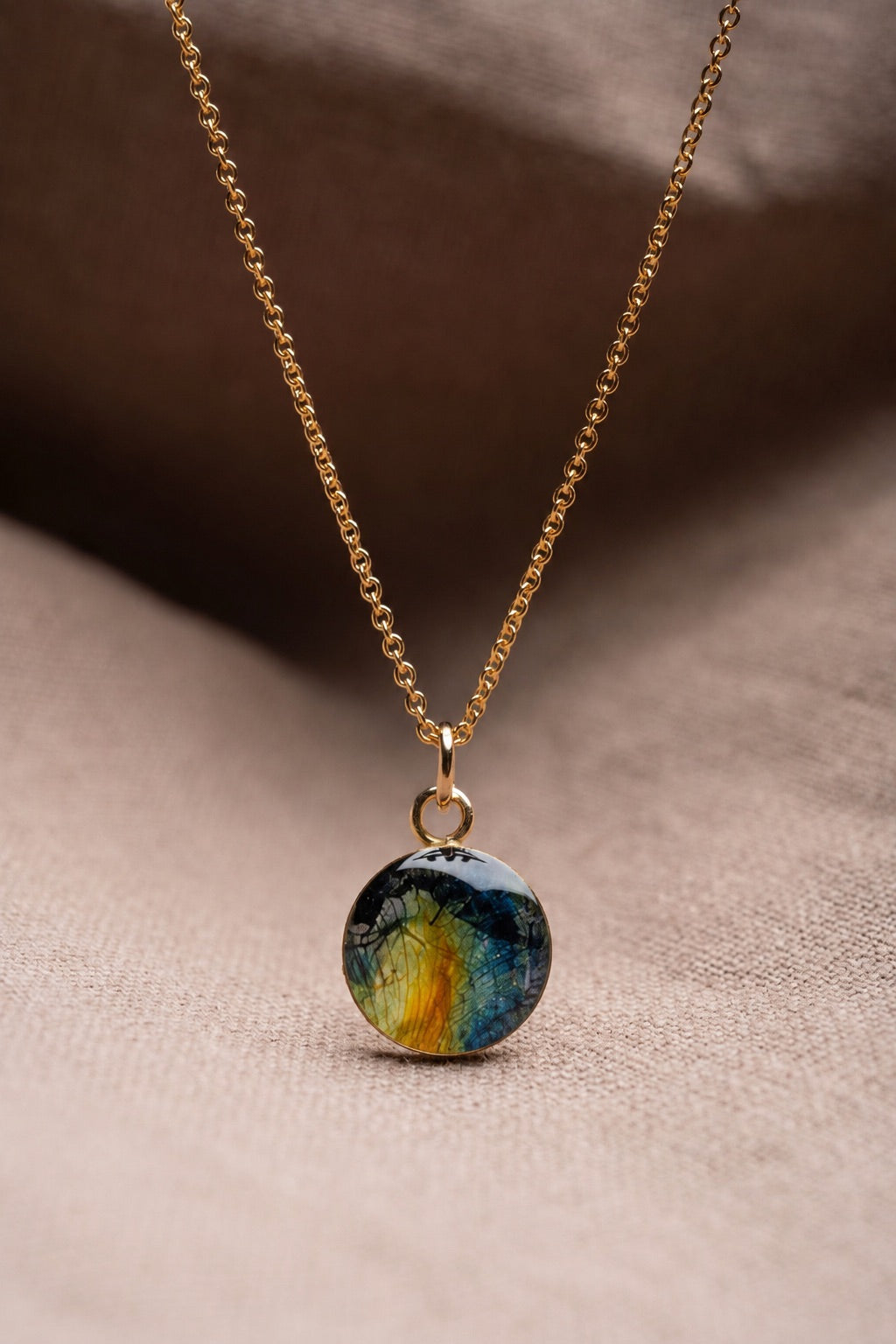 Iris Round Necklace Gold