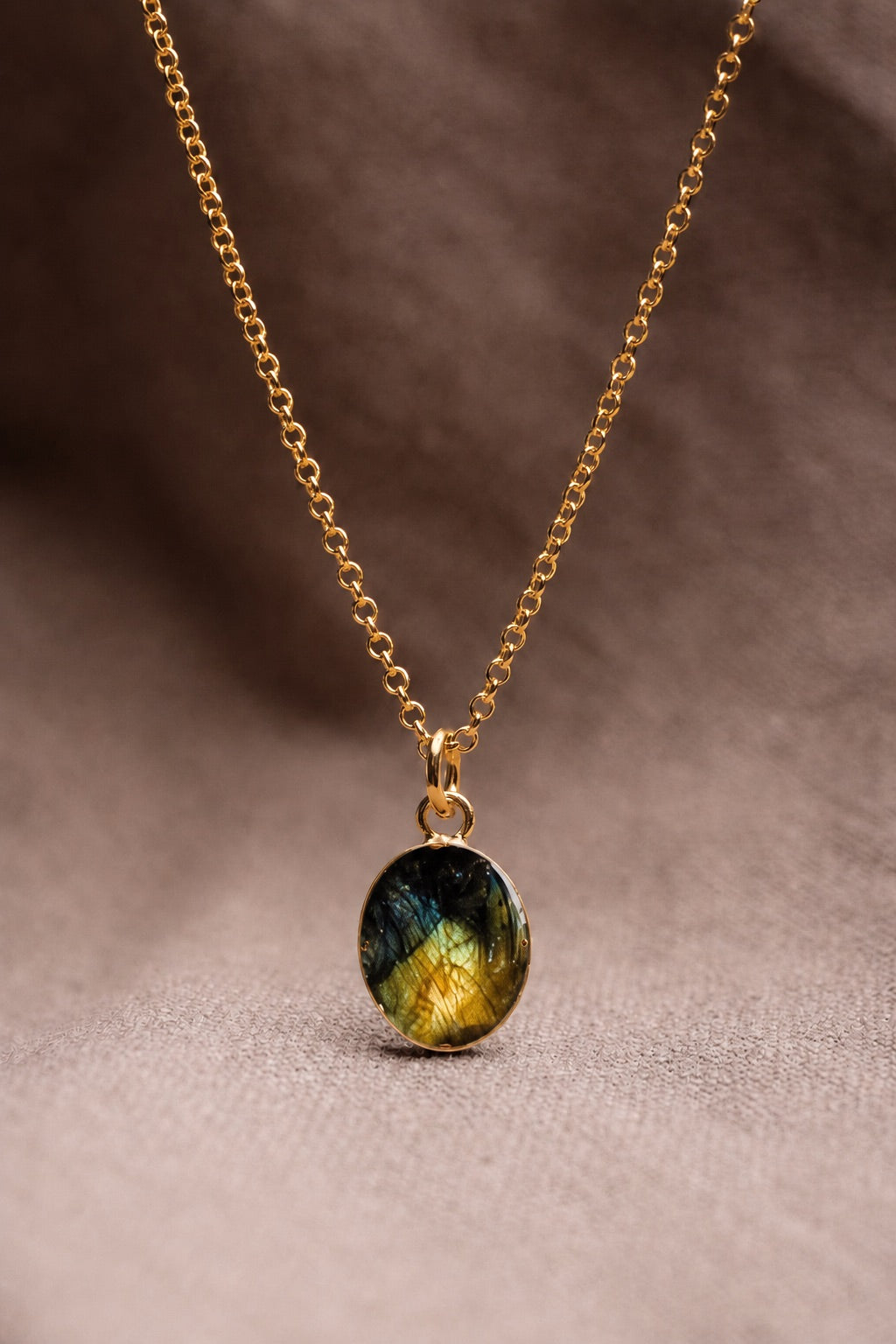 Iris Oval Necklace Gold