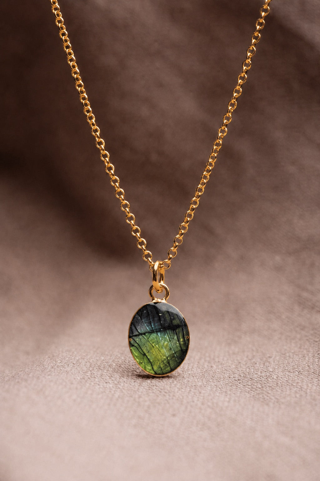 Iris Oval Necklace Gold