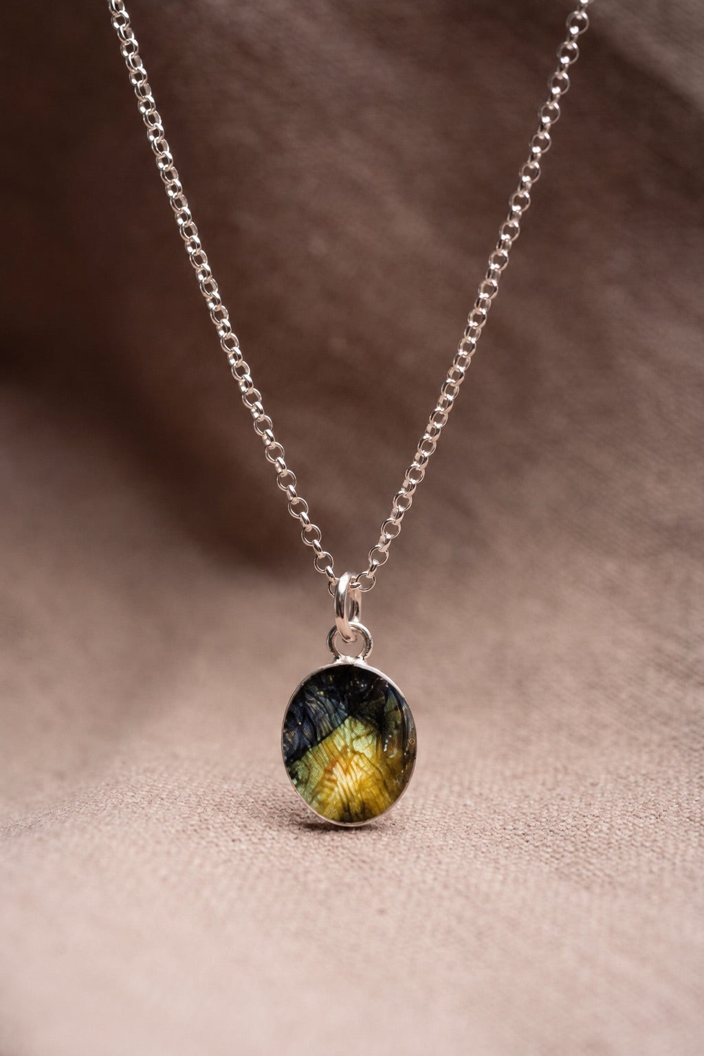Iris Oval Necklace Silver