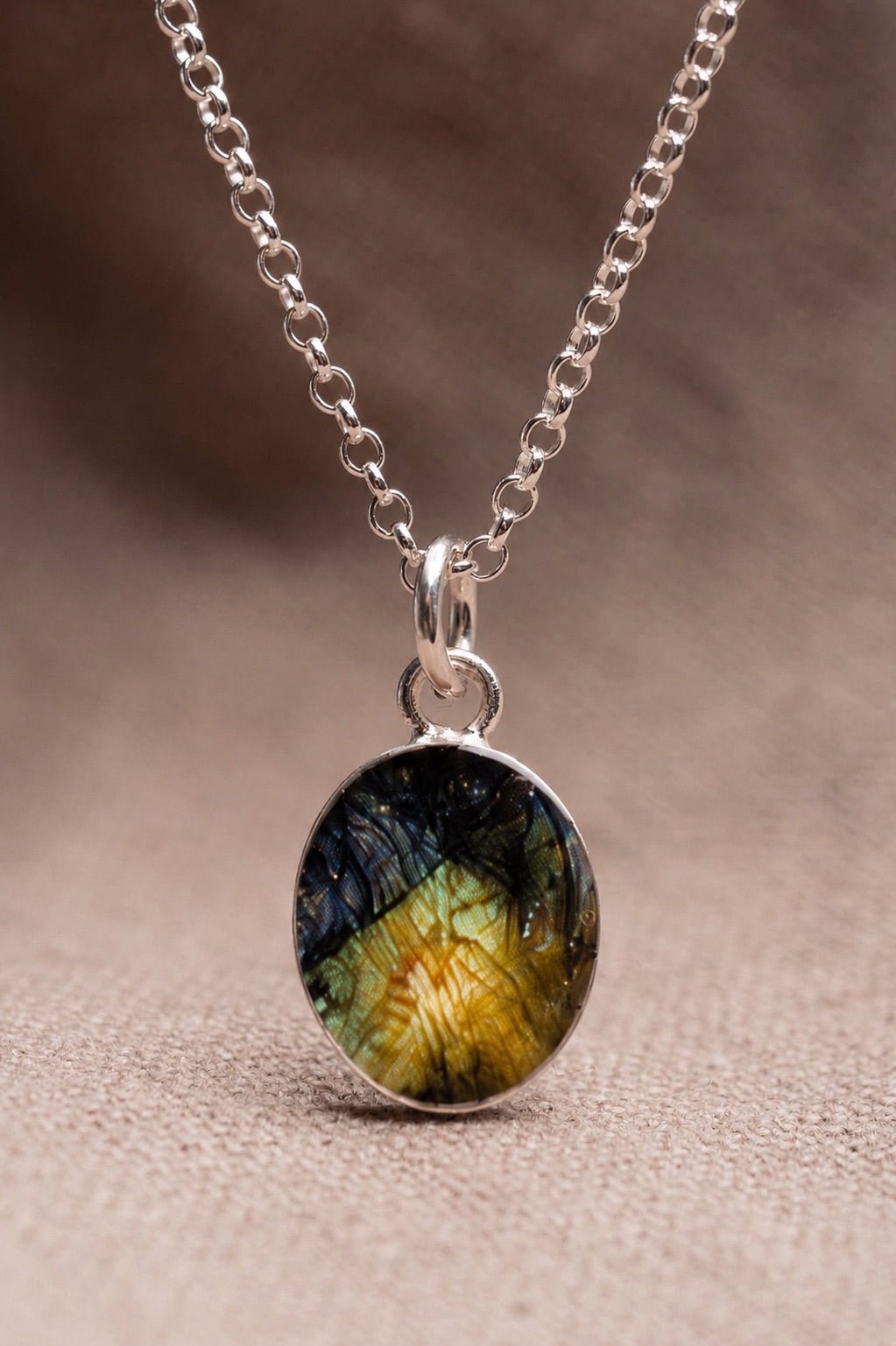 Iris Oval Necklace Silver