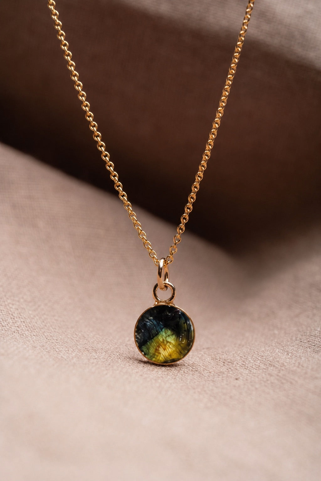 Iris Round Necklace Gold