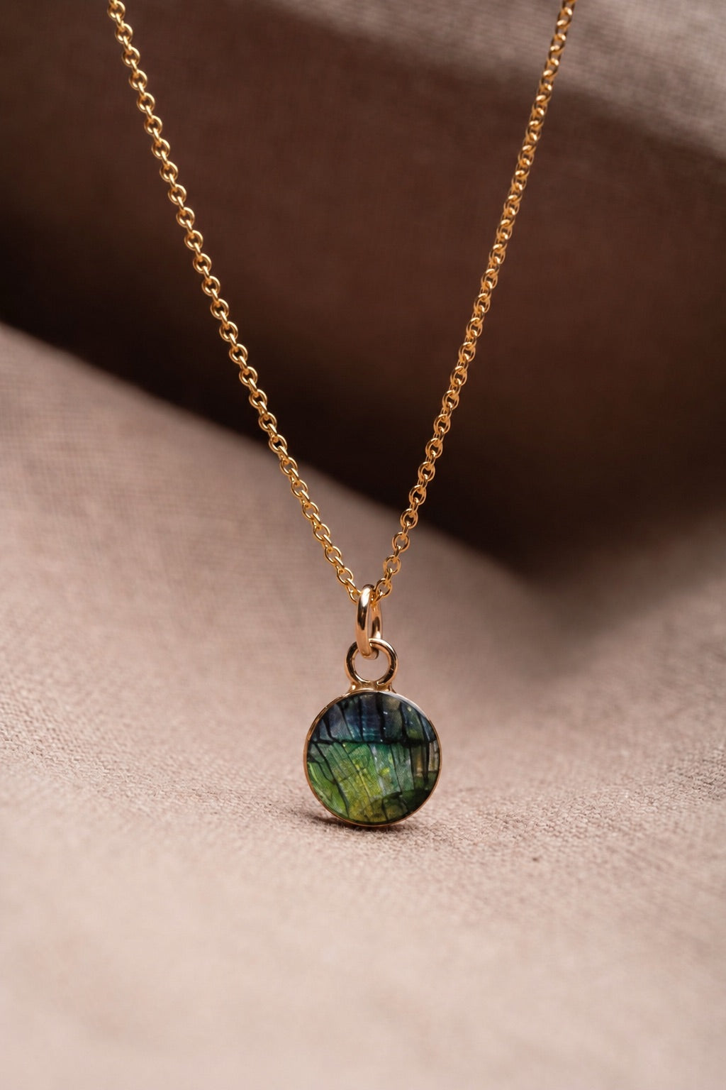 Iris Round Necklace Gold