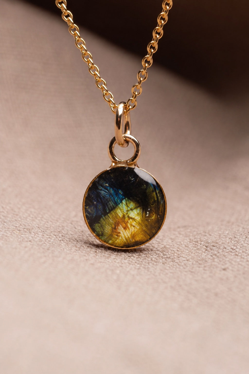 Iris Round Necklace Gold