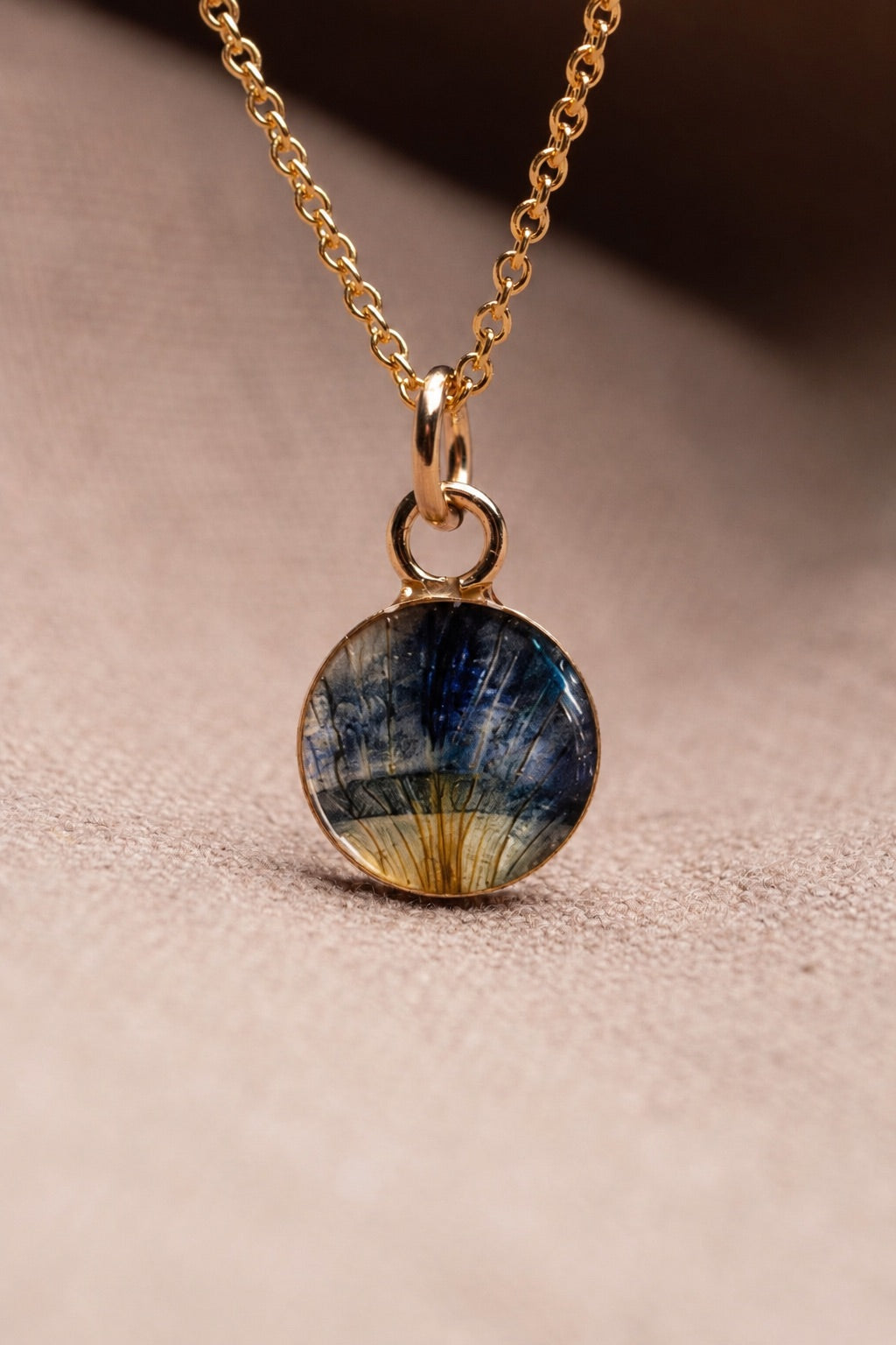 Iris Round Necklace Gold