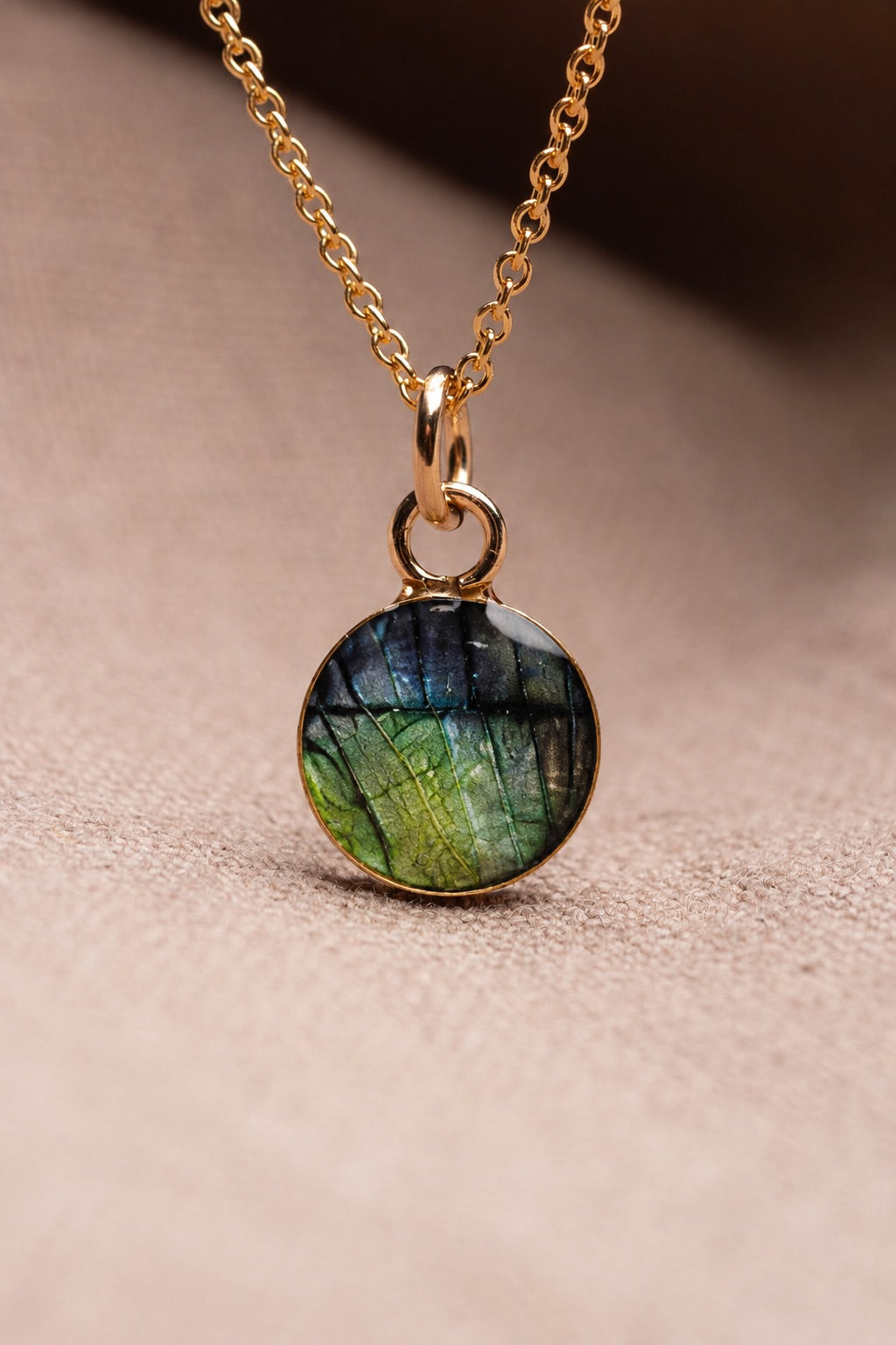 Iris Round Necklace Gold