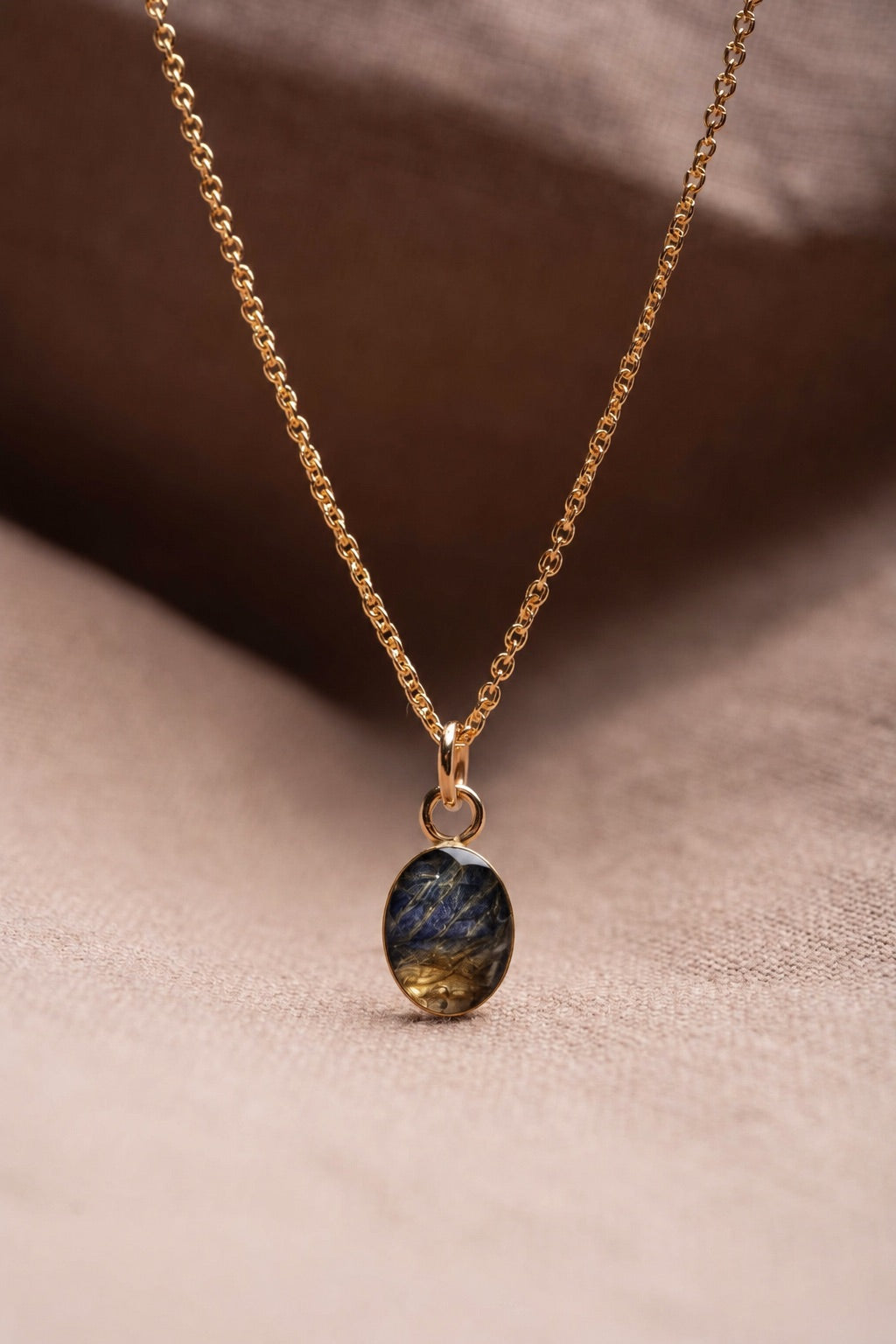 Iris Oval Necklace Gold