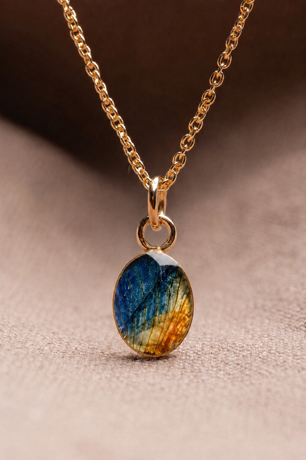 Iris Oval Necklace Gold