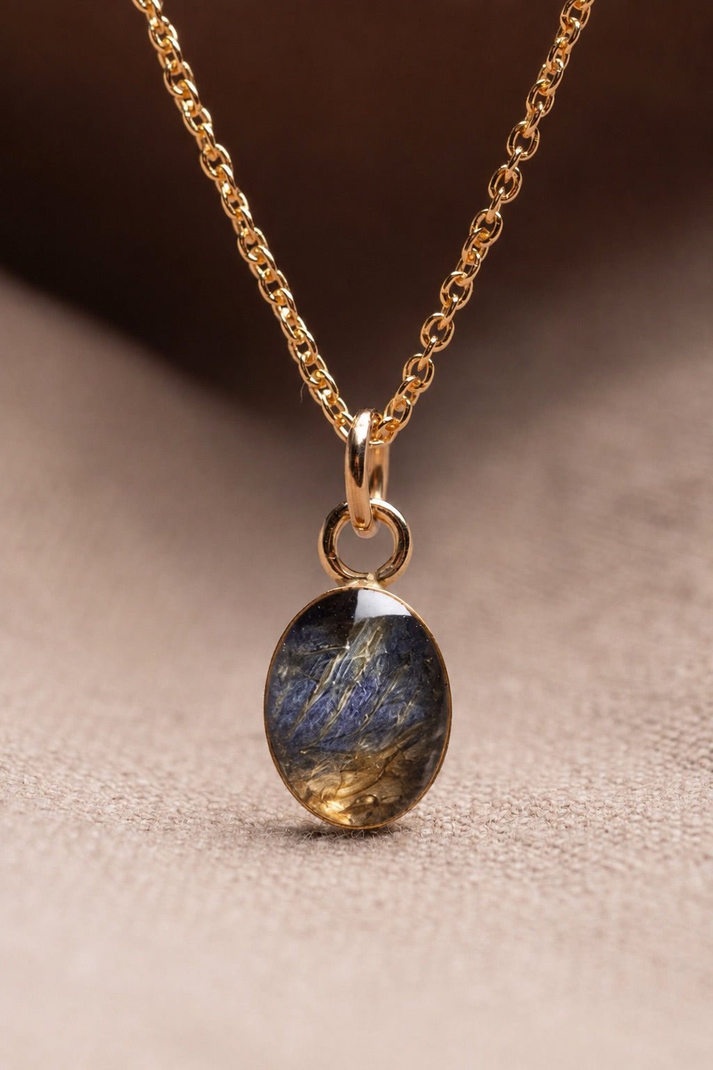 Iris Oval Necklace Gold