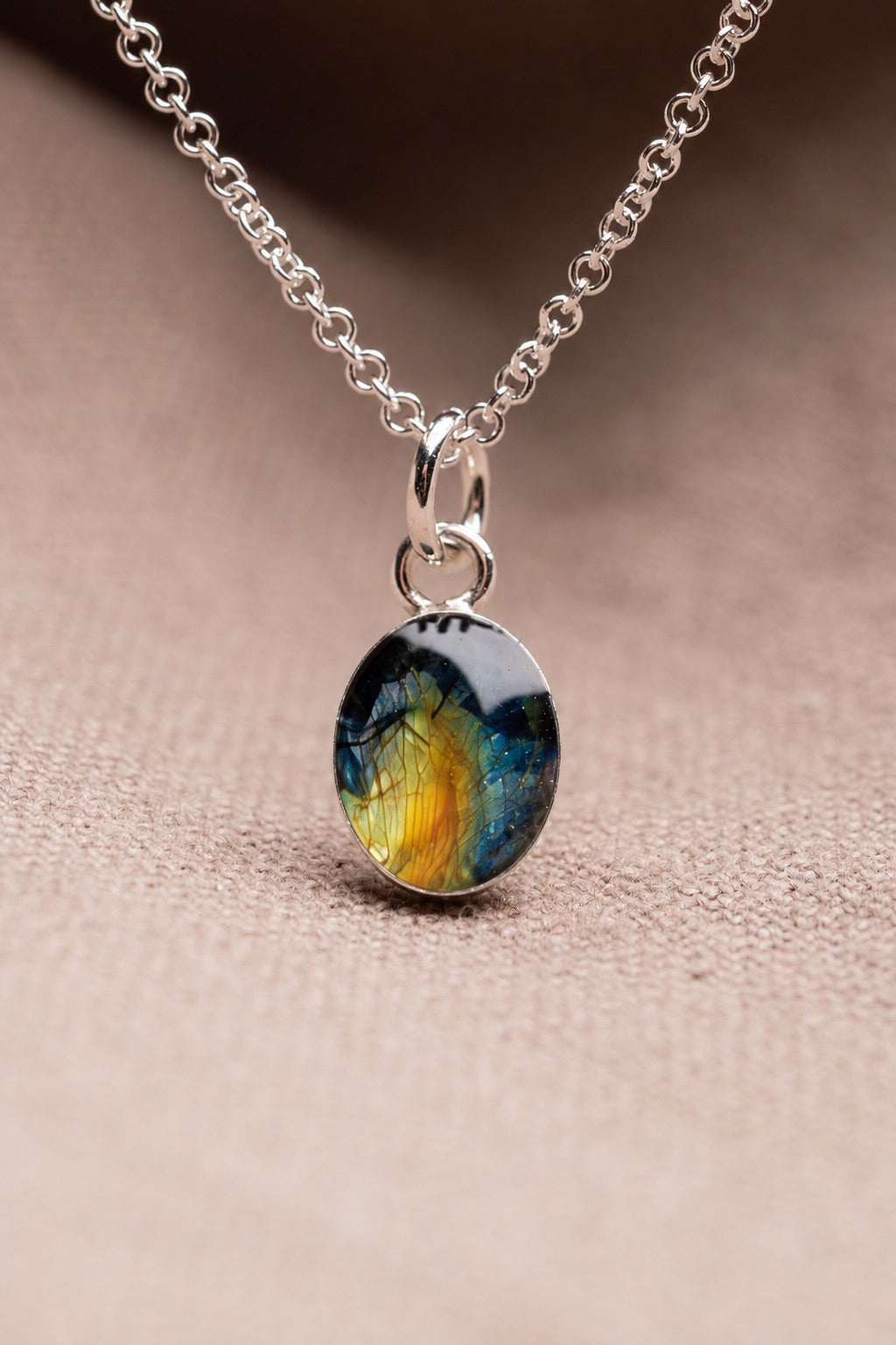 Iris Oval Necklace Silver