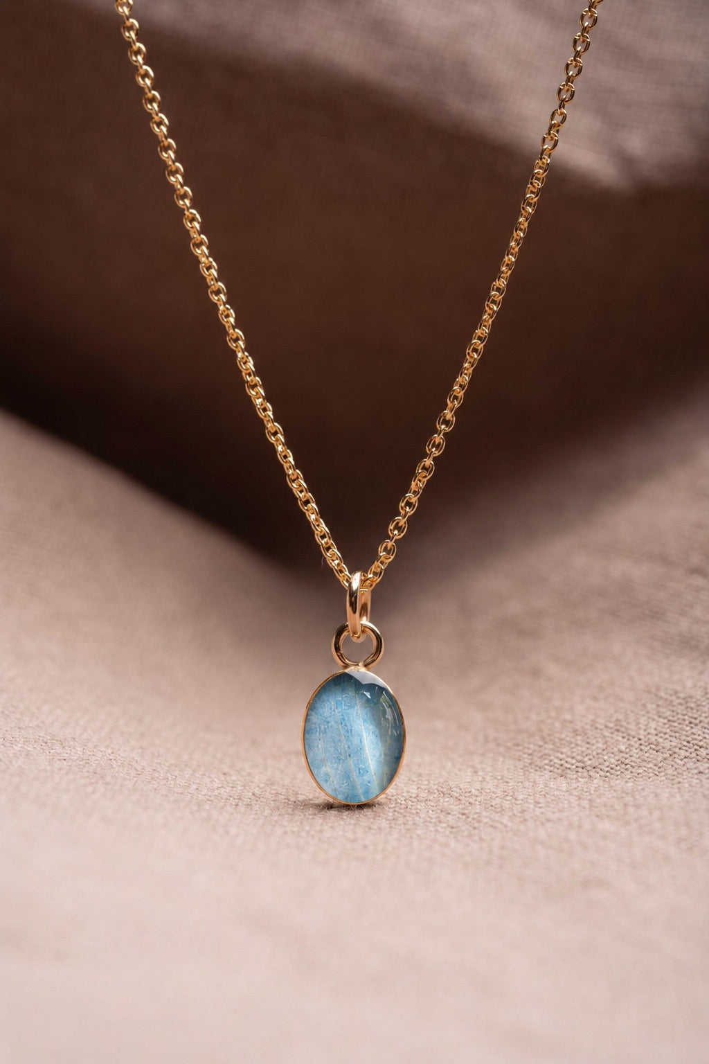 Hydrangea Oval Necklace Gold