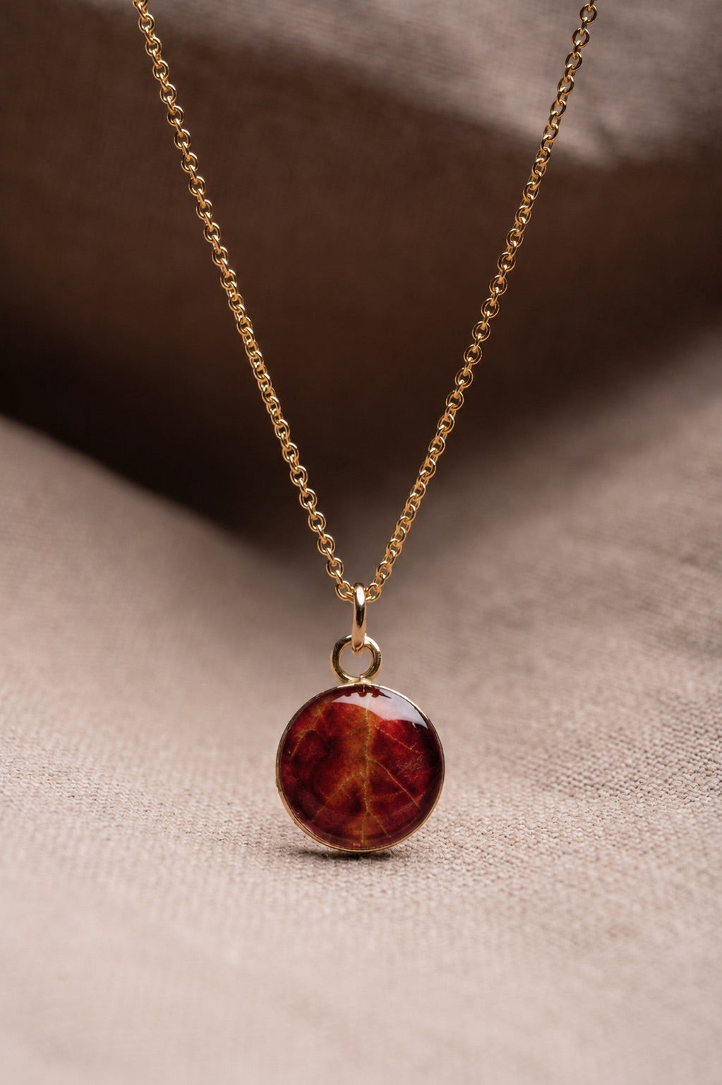 Maple Leaf Round Necklace Gold