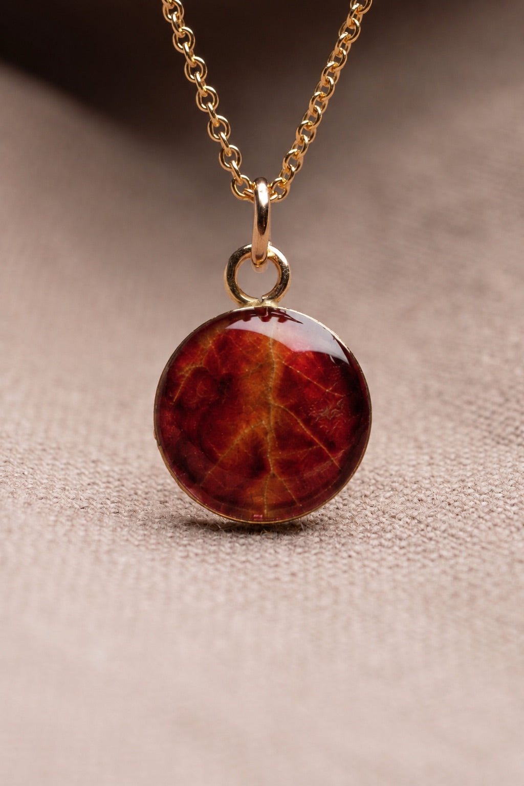 Maple Leaf Round Necklace Gold