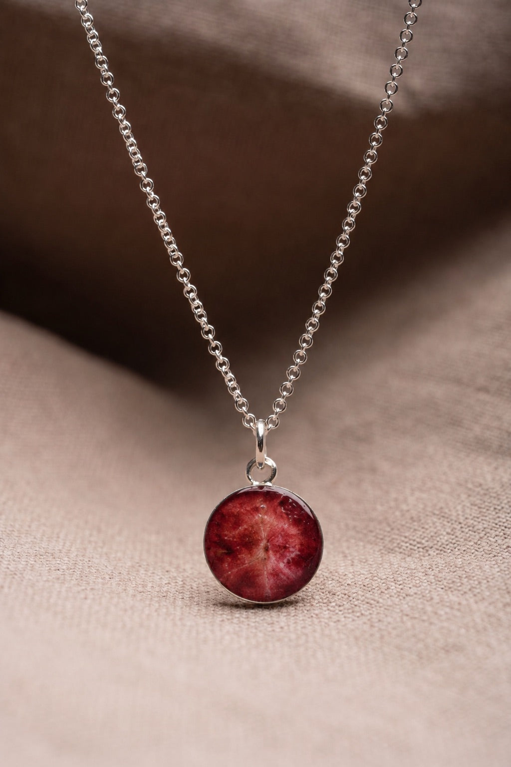 Maple Leaf Round Necklace Silver