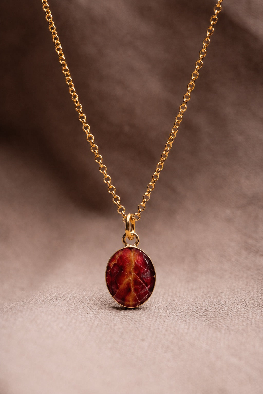 Maple Leaf Oval Necklace Gold