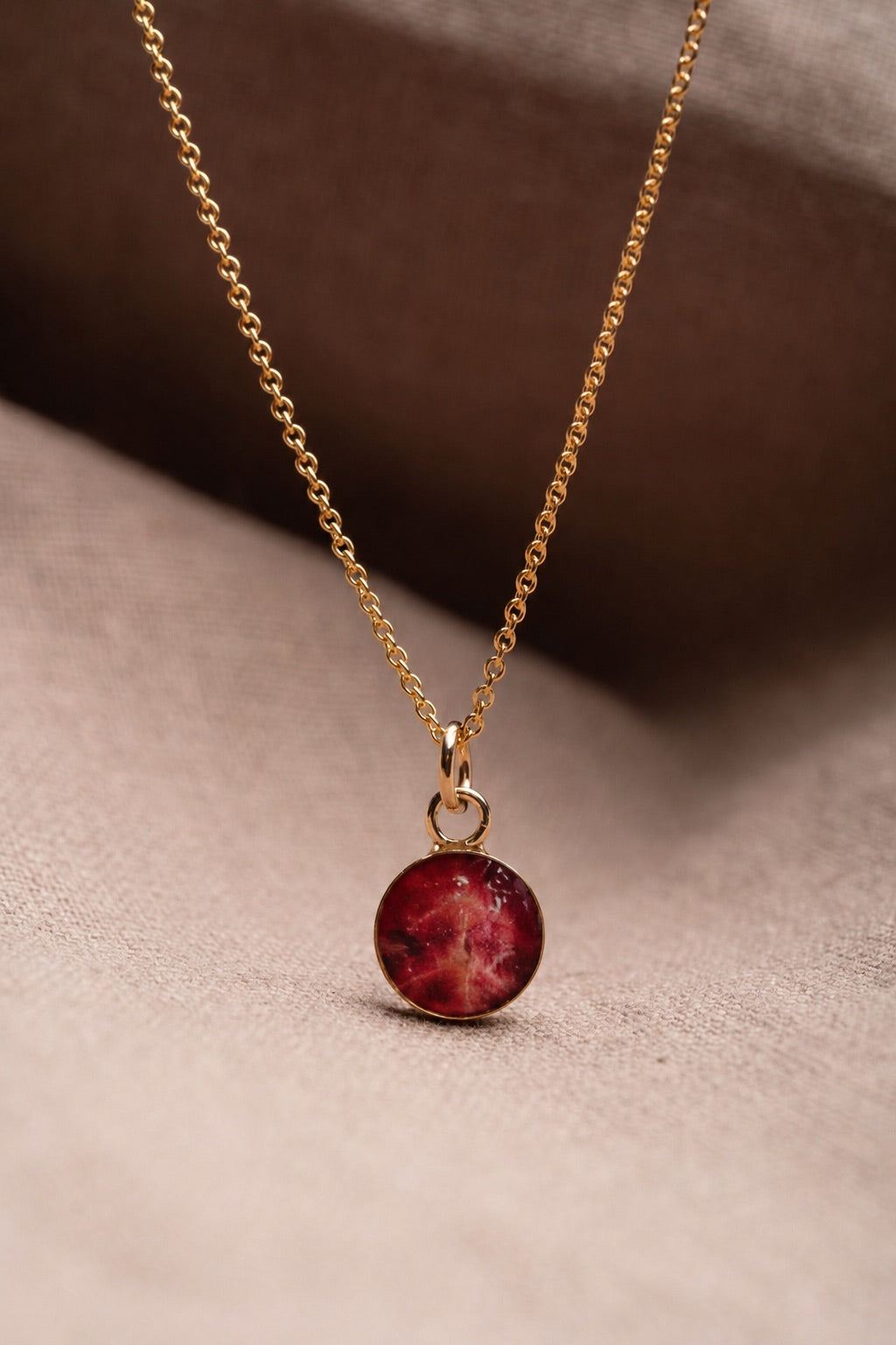 Maple Leaf Round Necklace Gold