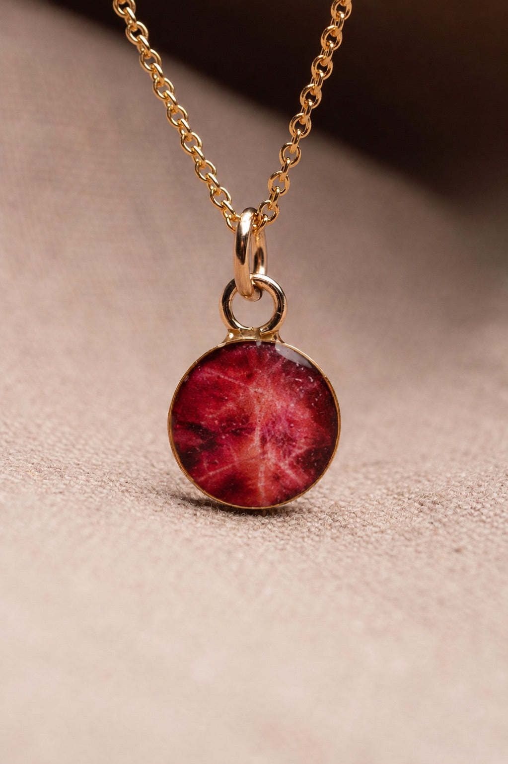 Maple Leaf Round Necklace Gold