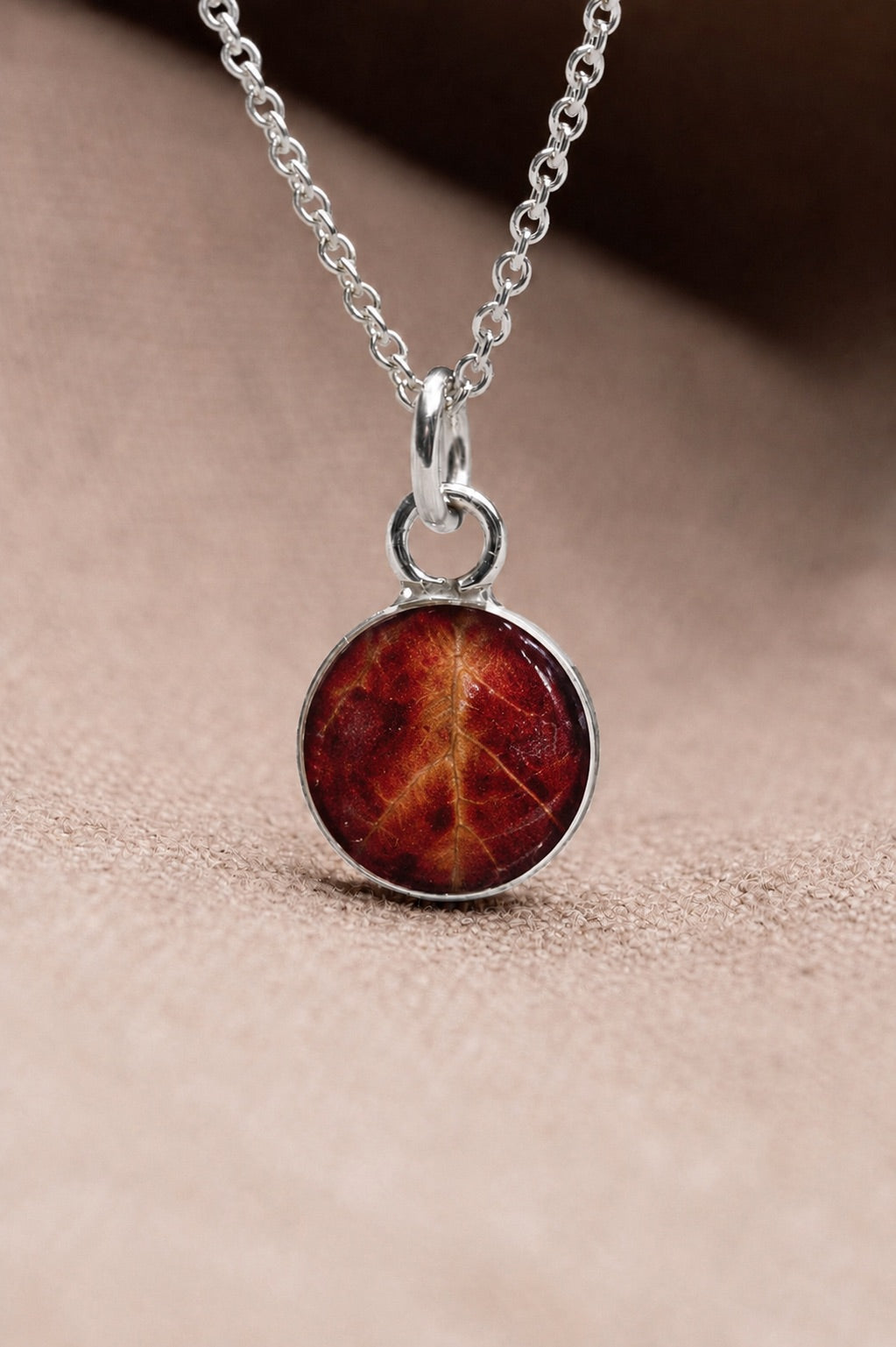 Maple Leaf Round Necklace Silver