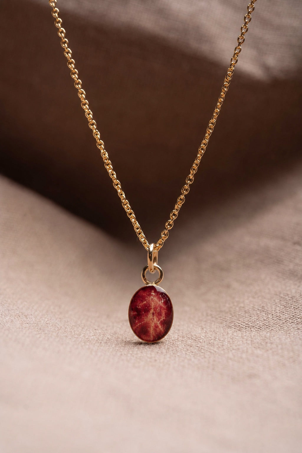 Maple Leaf Oval Necklace Gold