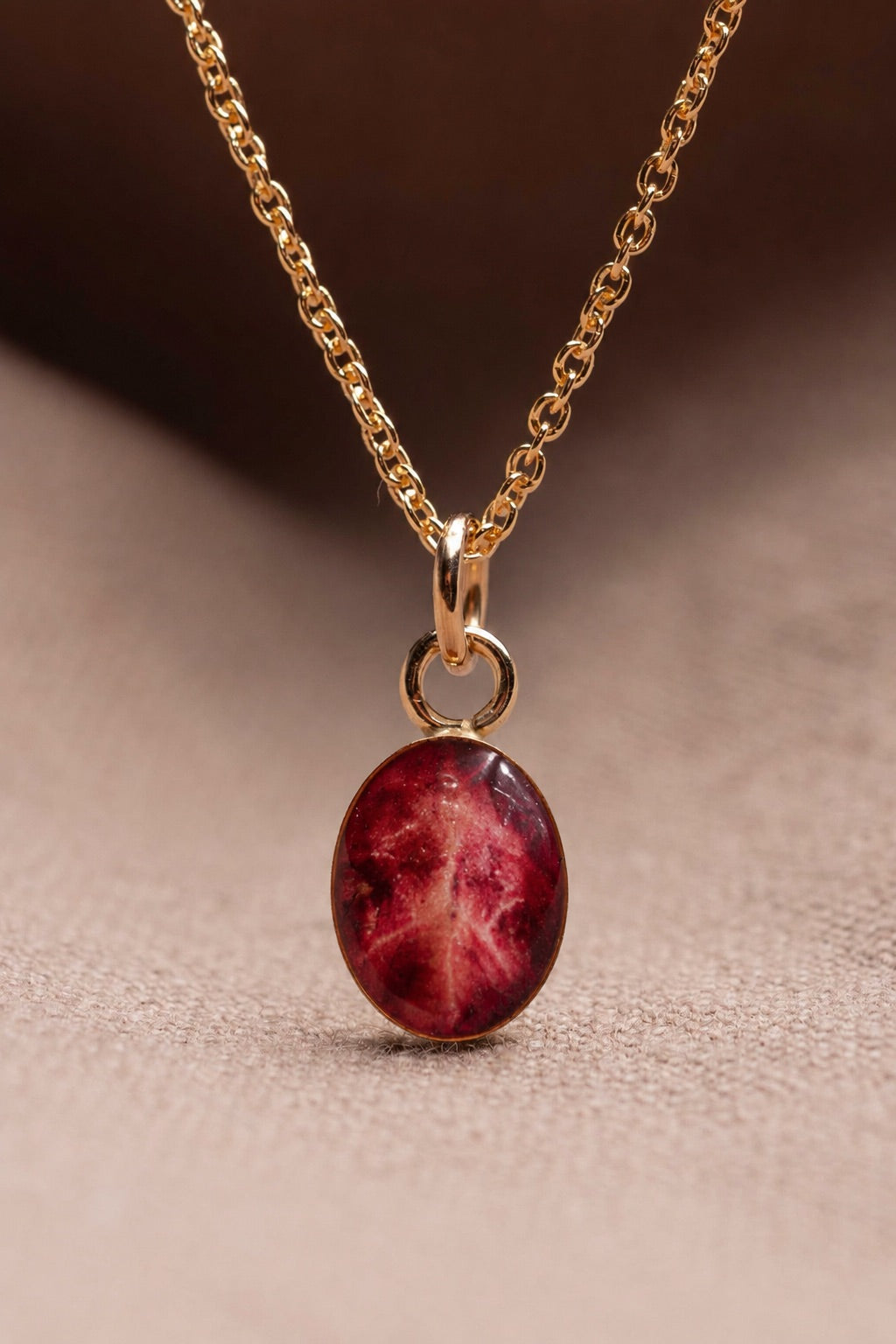Maple Leaf Oval Necklace Gold