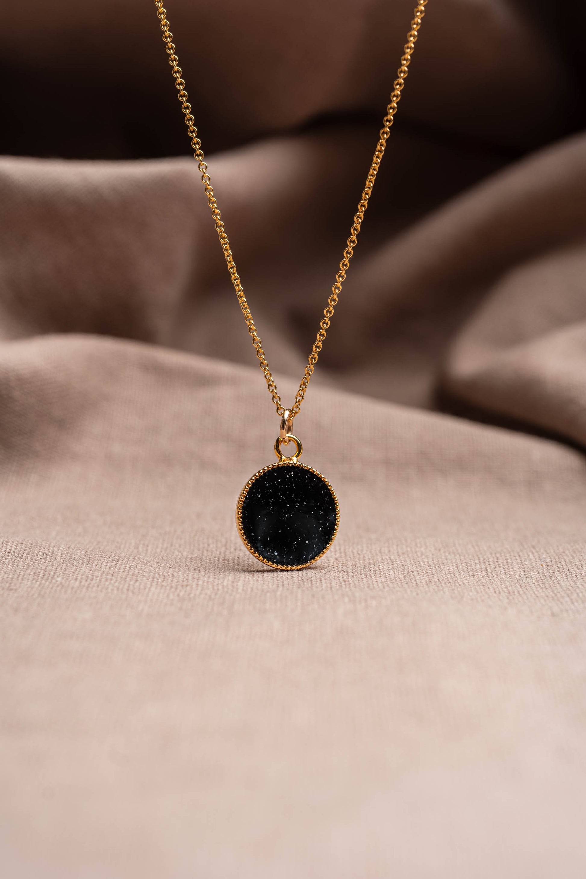 Matter Round Necklace Gold