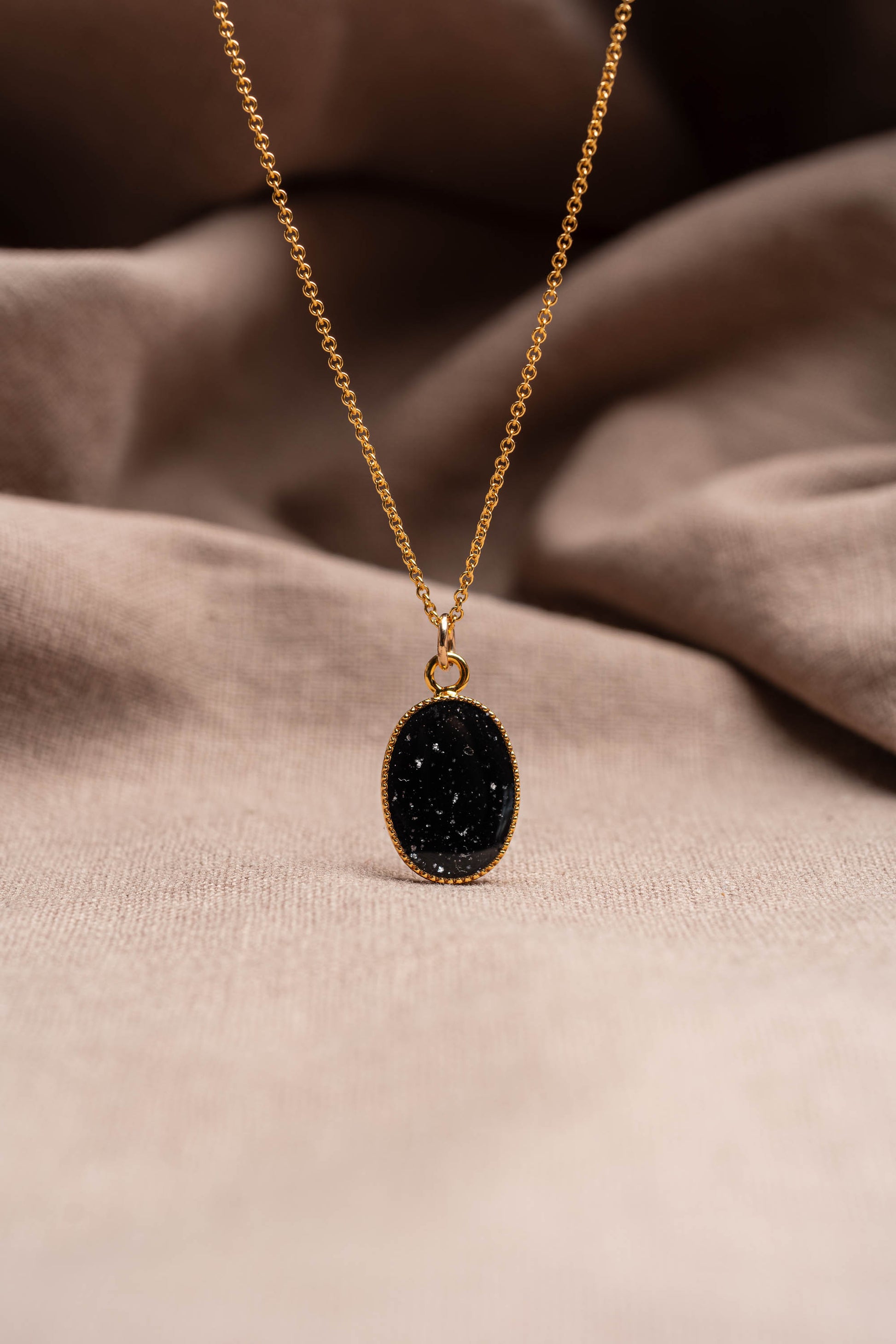Matter Oval Necklace Gold