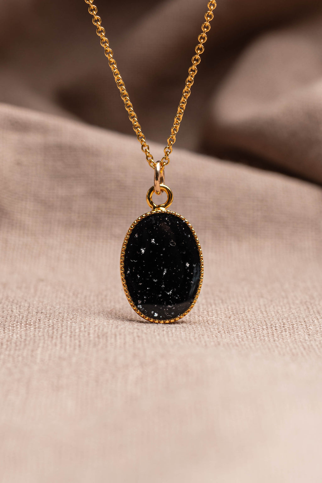 Matter Oval Necklace Gold