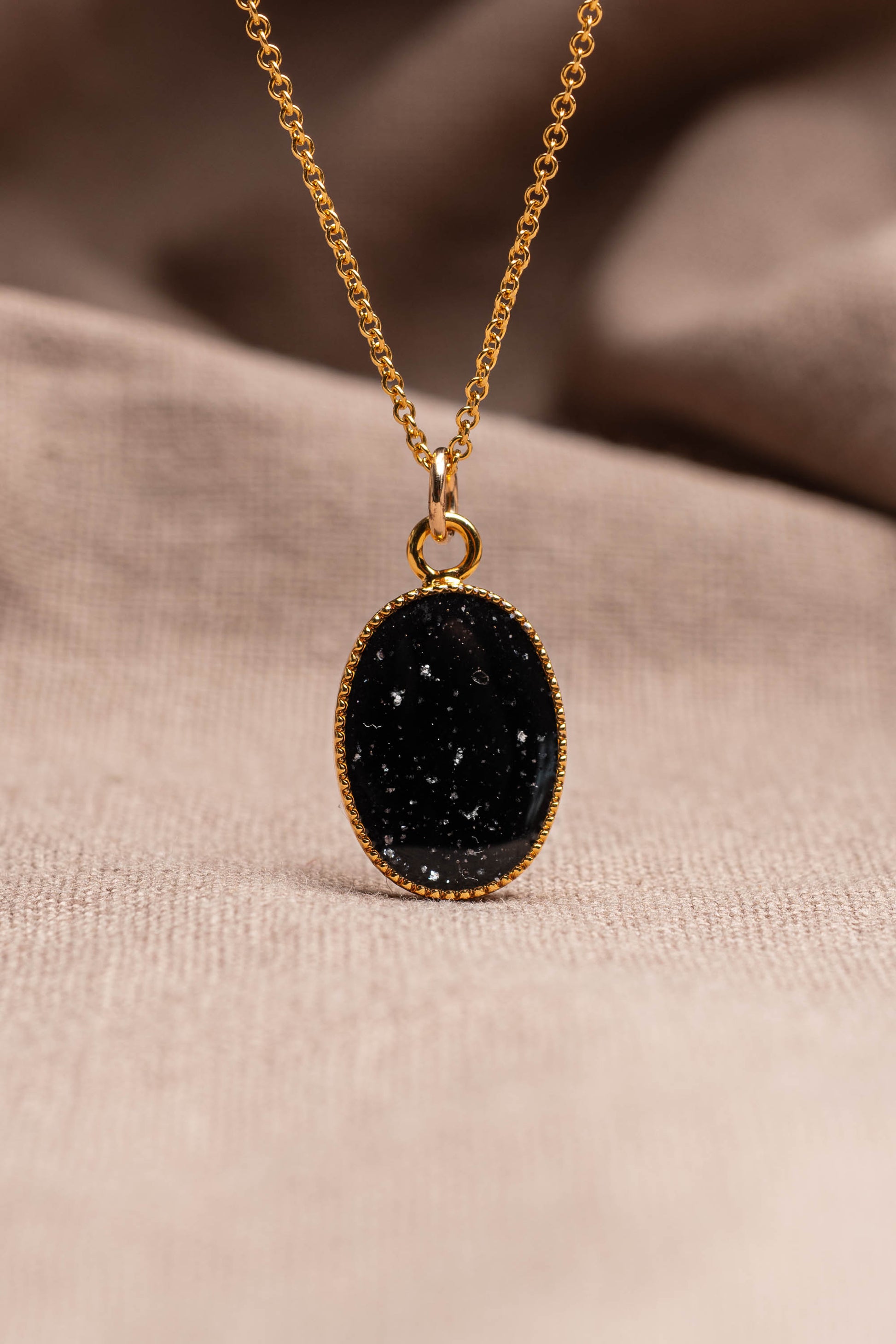 Matter Oval Necklace Gold