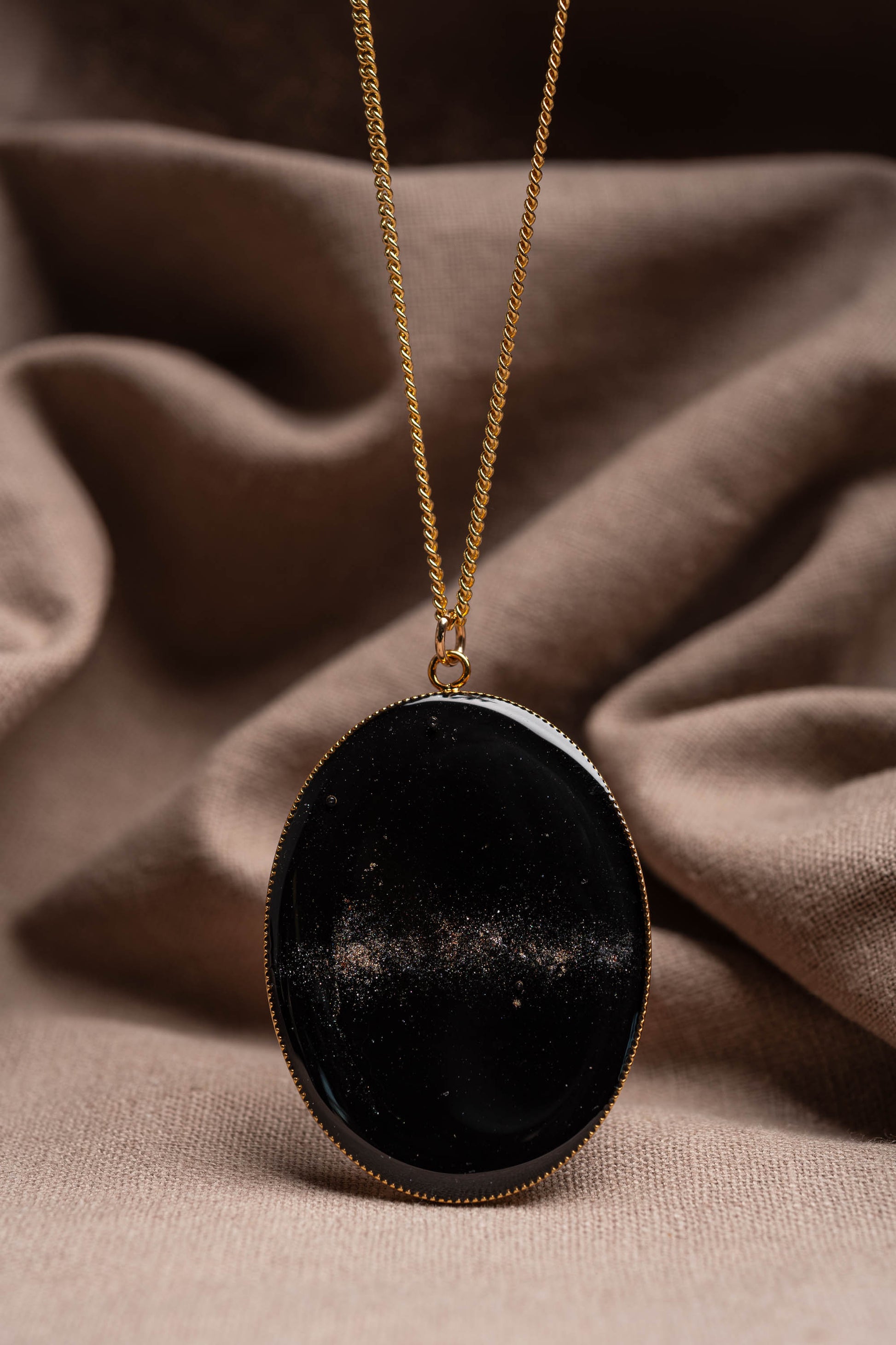 Veil Oval Necklace Gold