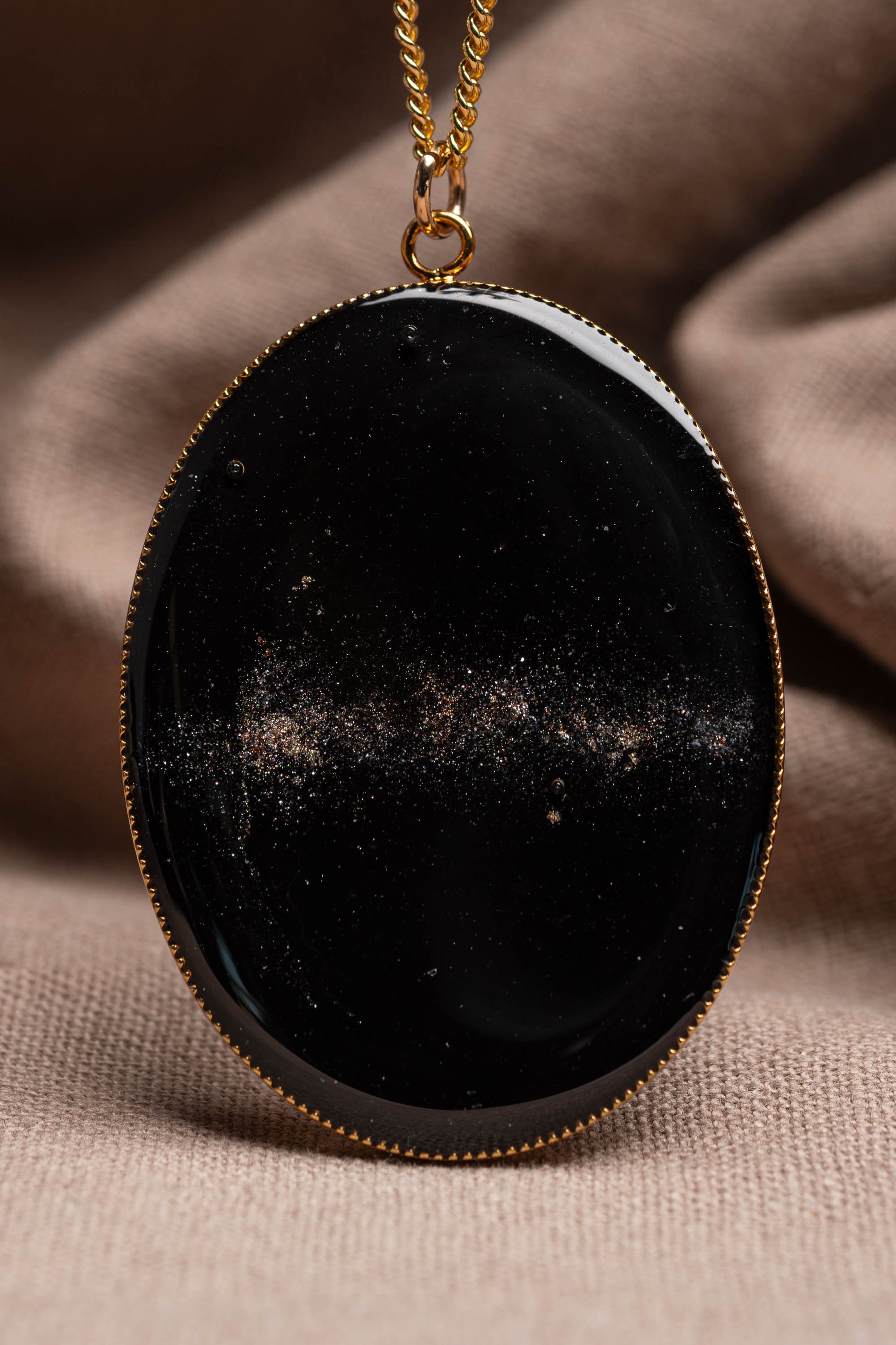Veil Oval Necklace Gold