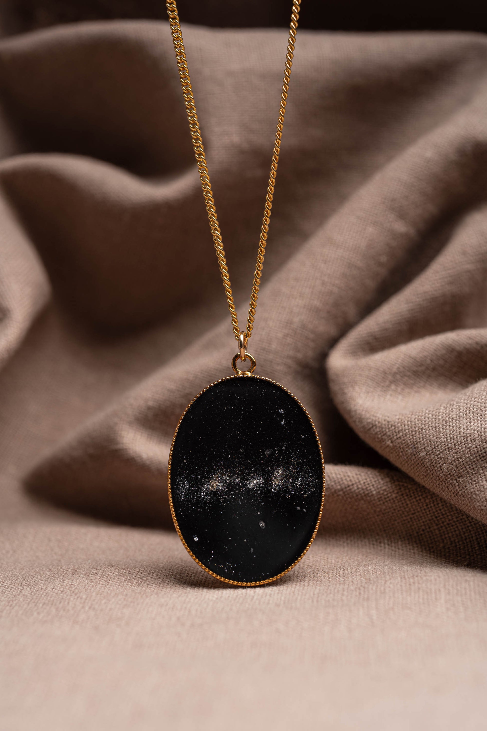 Veil Oval Necklace Gold