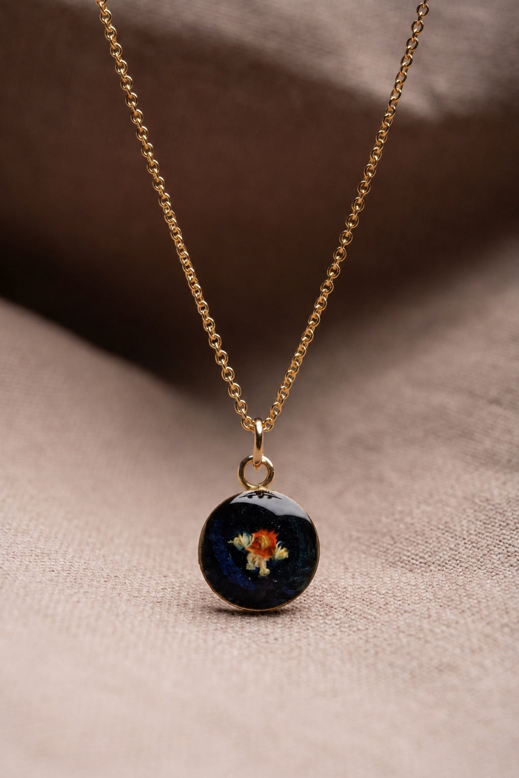 Violet Round Necklace Gold