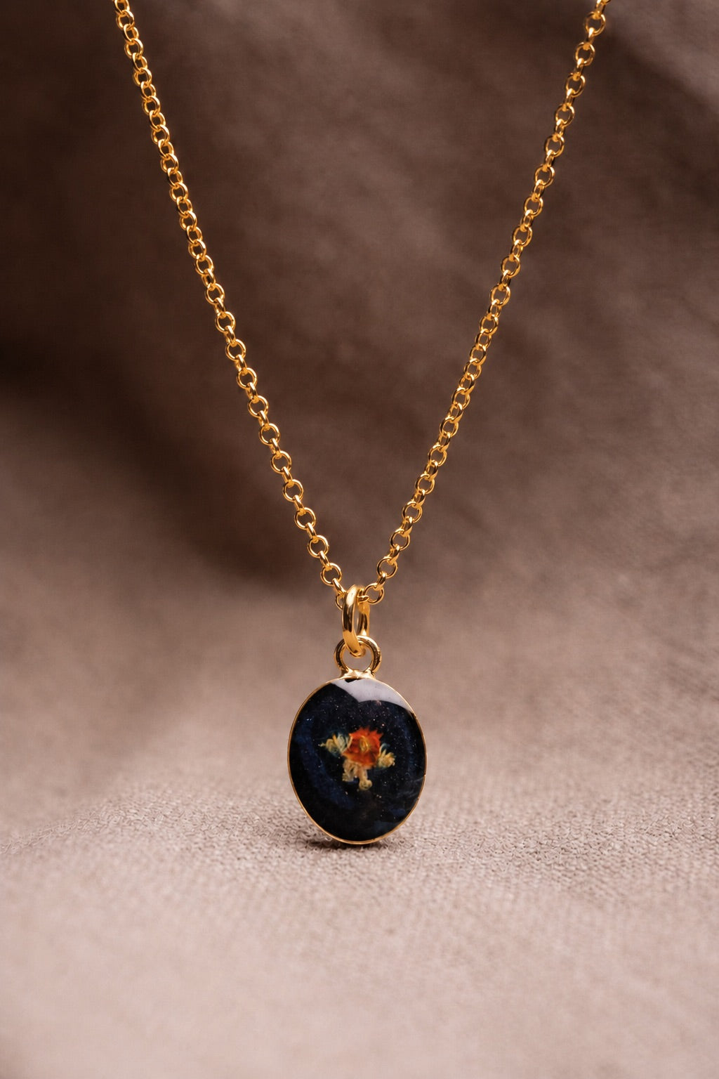 Violet Oval Necklace Gold