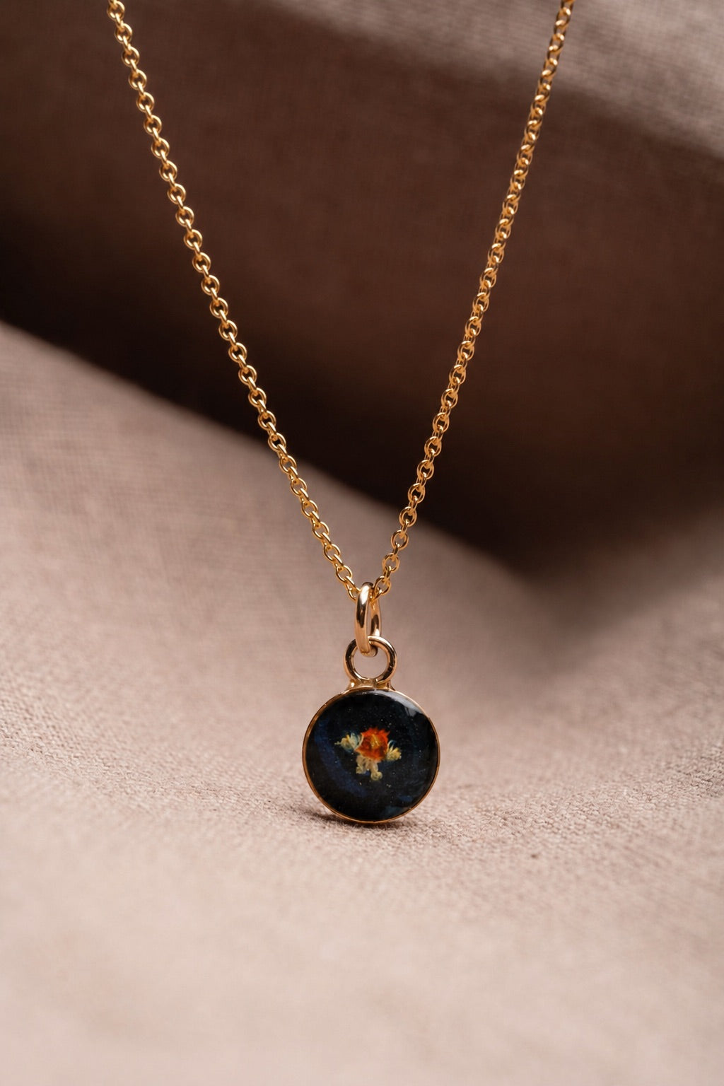 Violet Round Necklace Gold