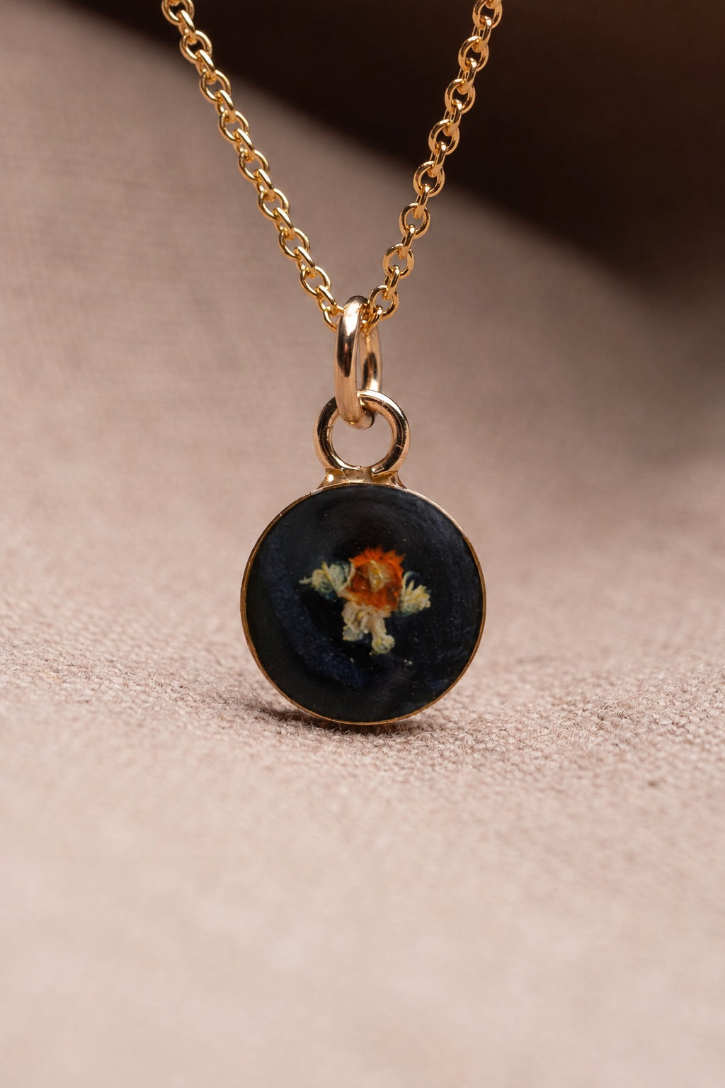 Violet Round Necklace Gold